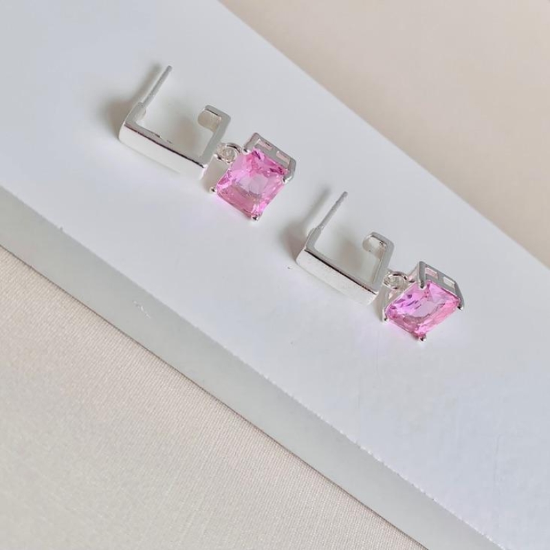 Brinco meio quadrado com zirconia rosa