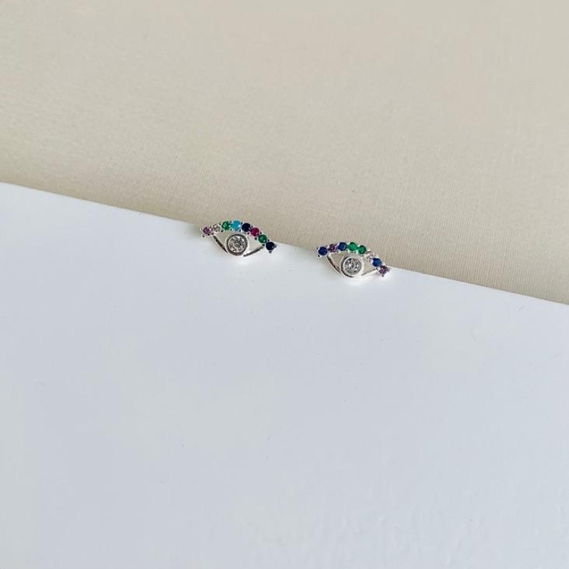 Brinco olho cravejado com zirconia