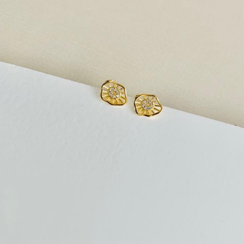 Brinco organico com meio cravejado