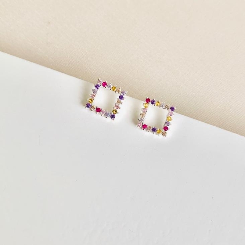Brinco quadrado cravejado colors