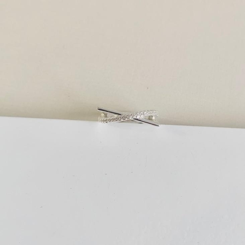 Anel cravejado com fio liso quadrado