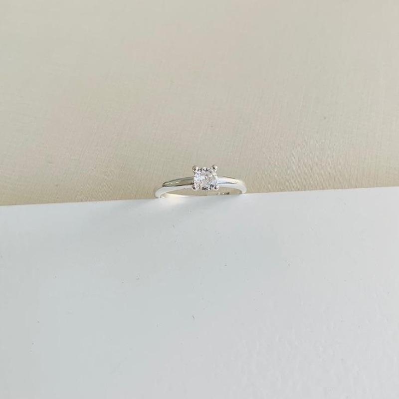 Anel solitário quatro garras