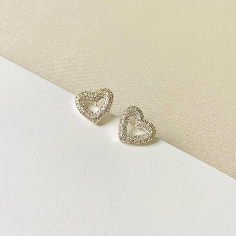 Brinco coração cravejado