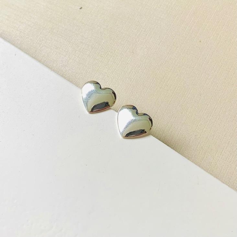 Brinco coração liso delicado