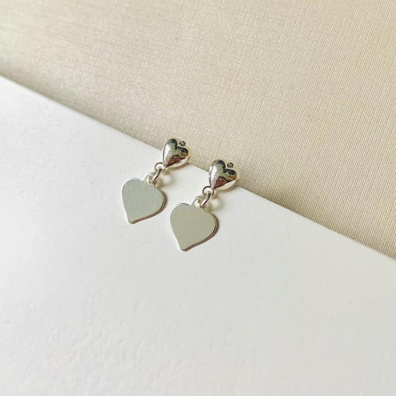 Brinco coração liso pendurado