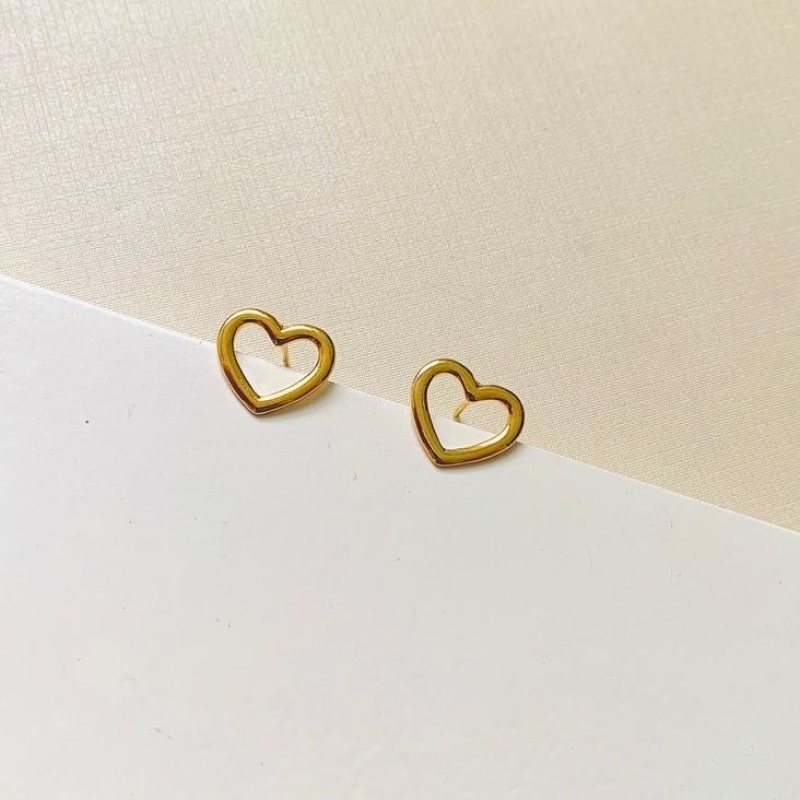 Brinco coração liso vazado