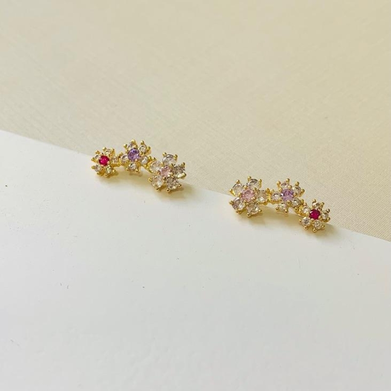 Brinco ear cuff flores cravejada