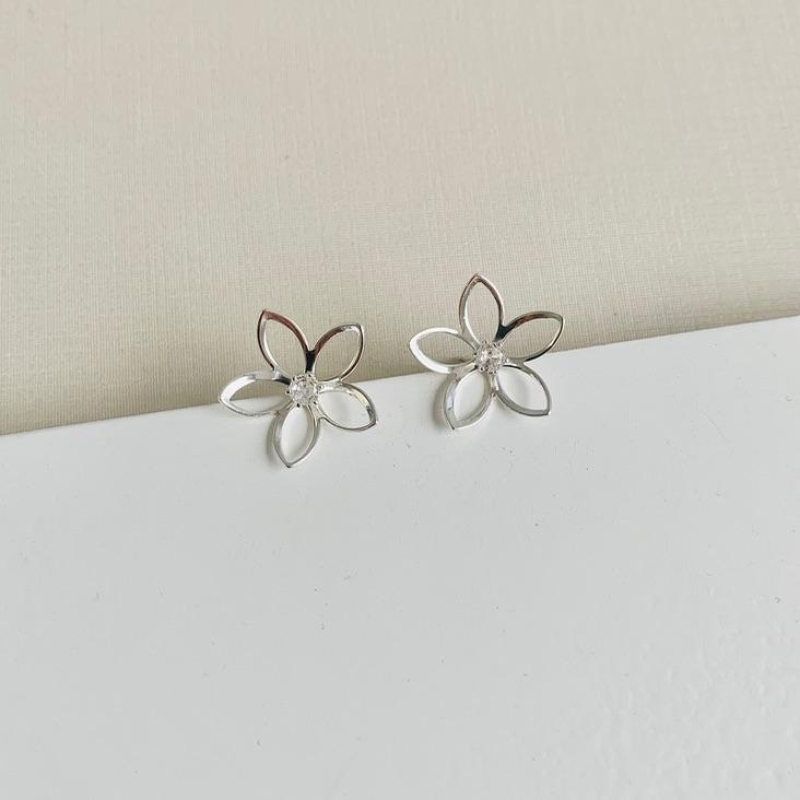 Brinco flor sofisticada vazada