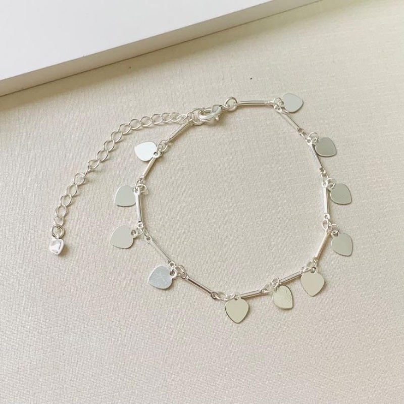 Pulseira com corações pendurados