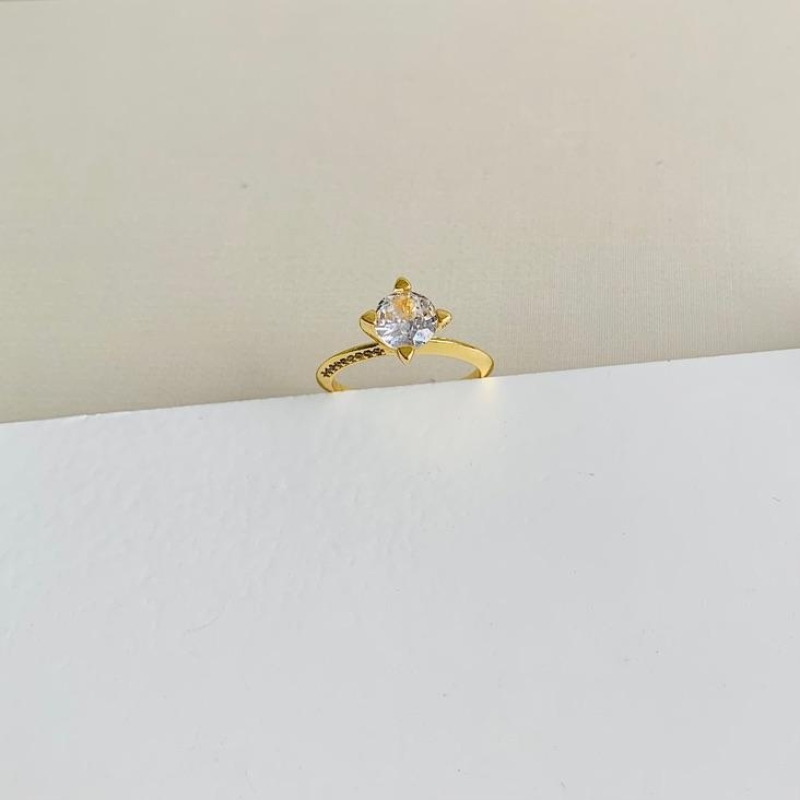 Anel solitario alto agarras cravejadas