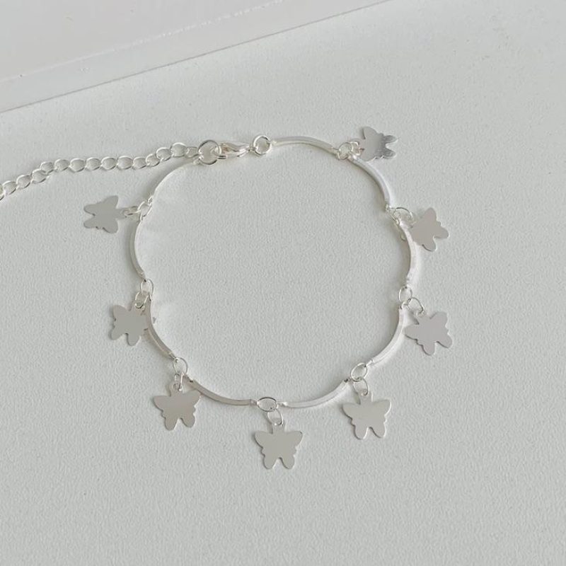 Pulseira com borboletas penduradas