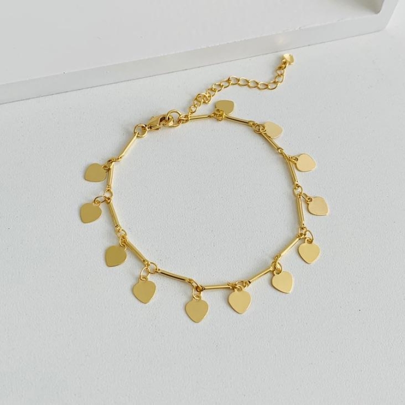 Pulseira com corações pendurados