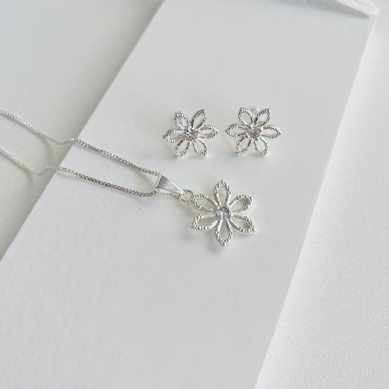 Conjunto flor vazada com zircônia