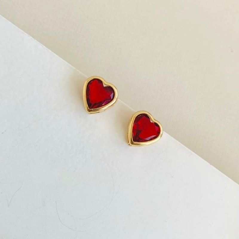 Brinco coração zirconia vermelha