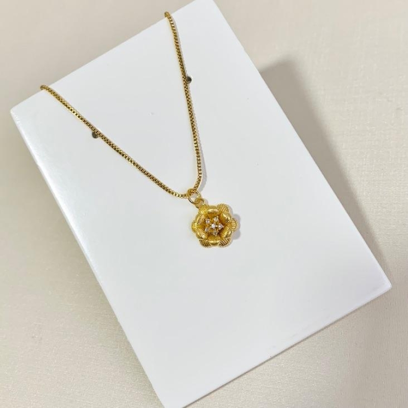 Colar 12 pétalas e topo cravejado