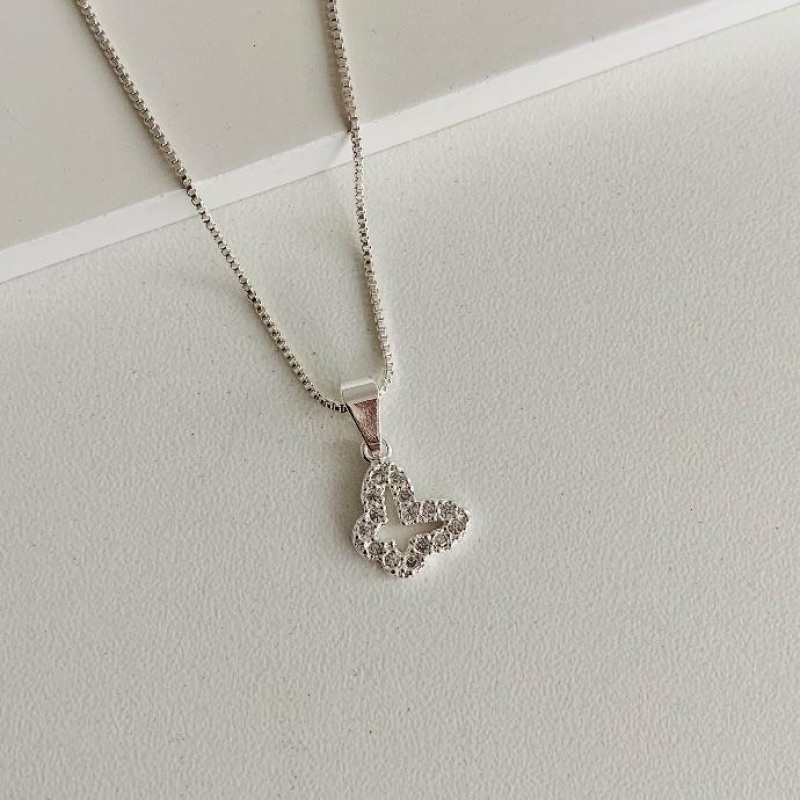 Colar borboleta cravejada vazada