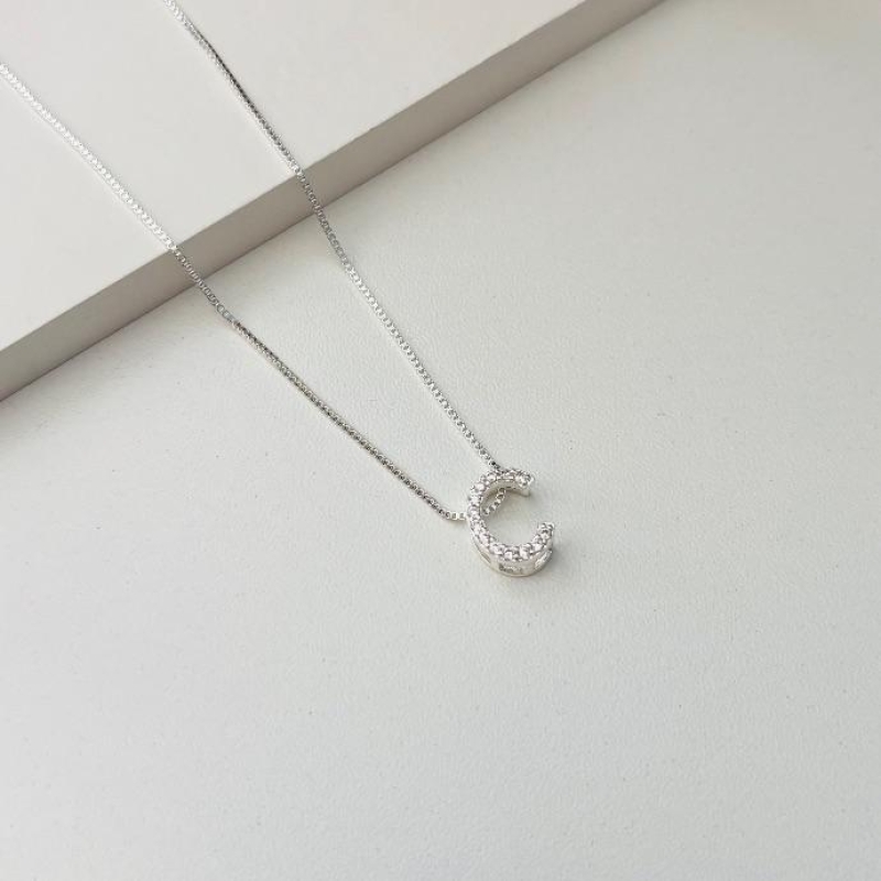 Colar inicial C cravejada