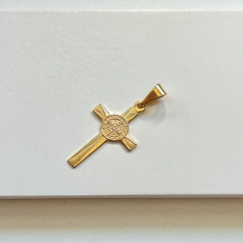 Pingente cruz com São Bento