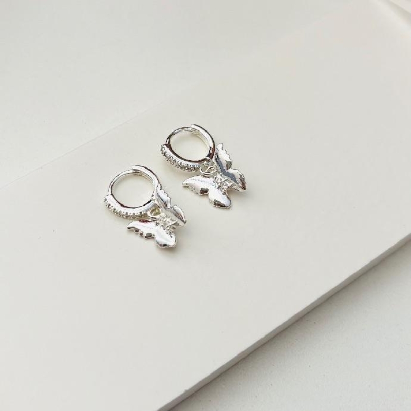 Argolinha pingente borboleta cravejado