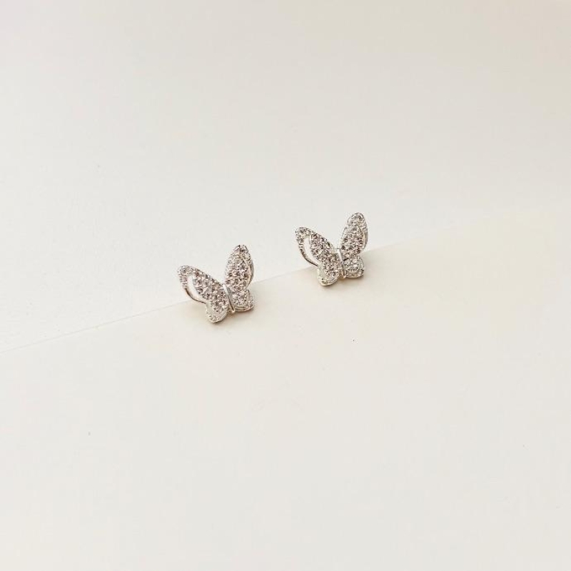 Brinco borboleta cravejada em relevo