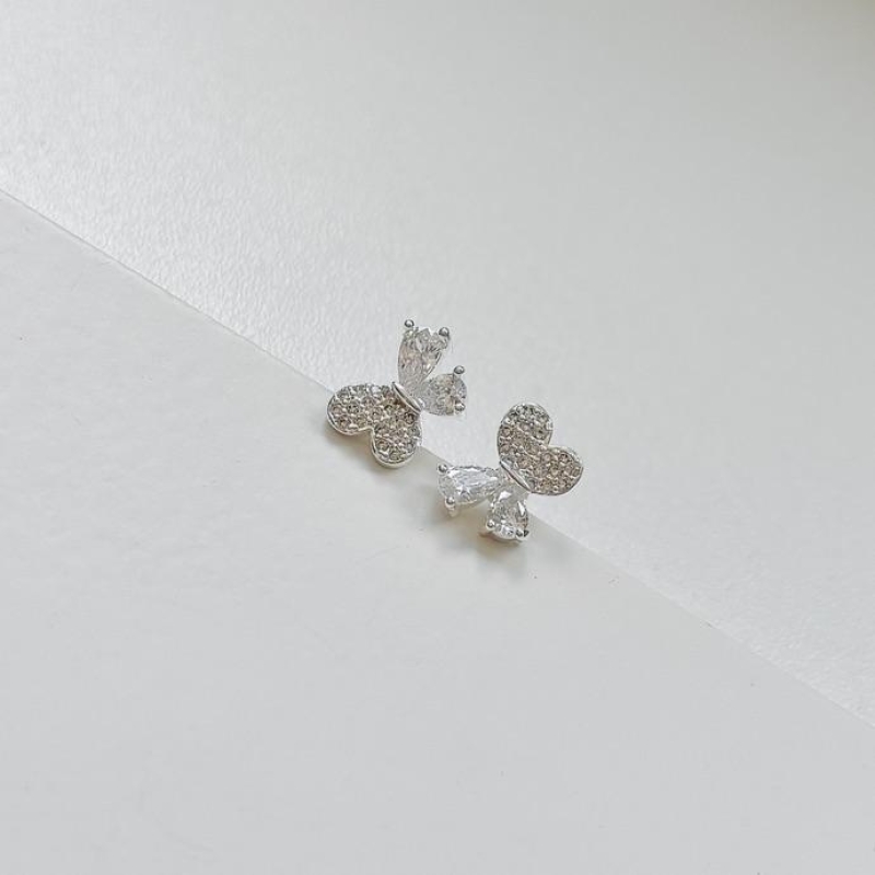 Brinco borboleta meio cravejada