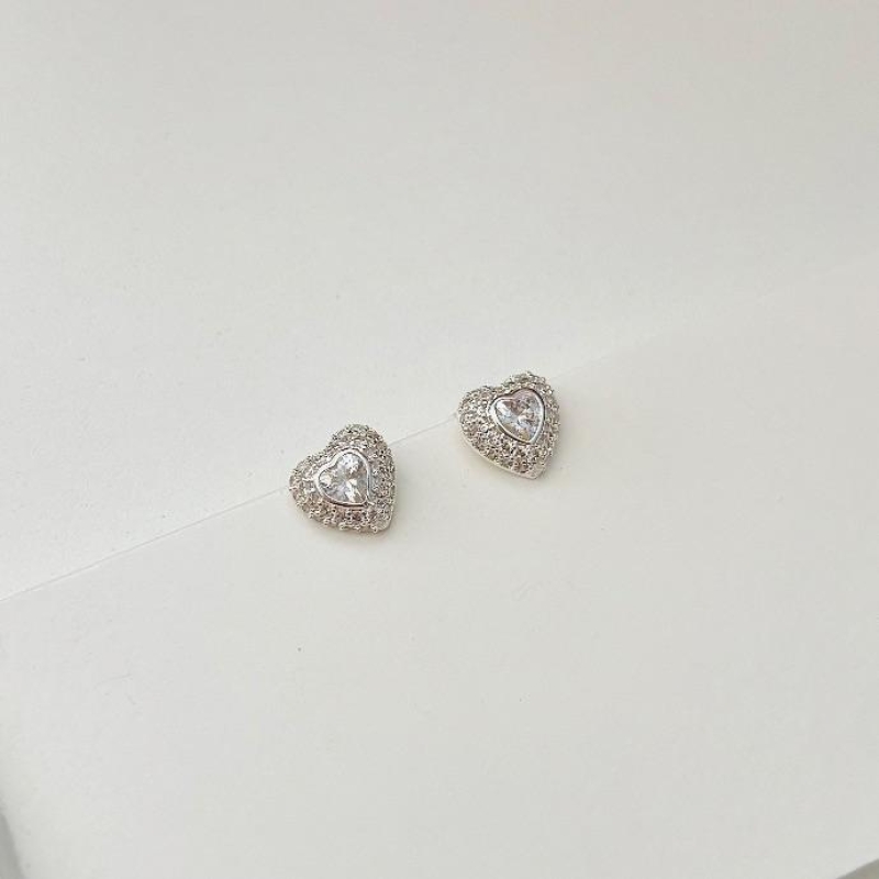 Brinco coração charmoso cravejado