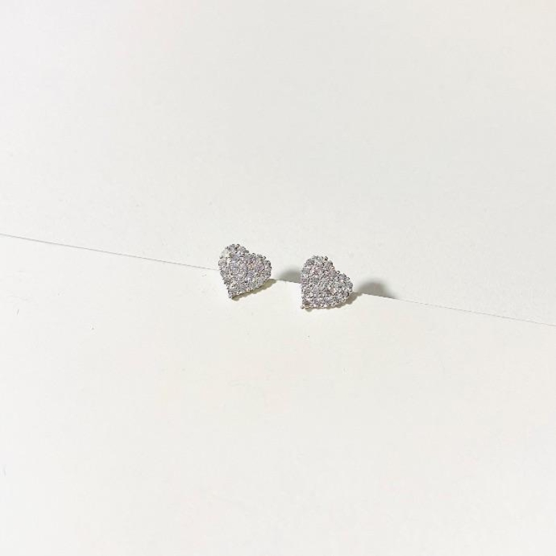 Brinco coração cravejado