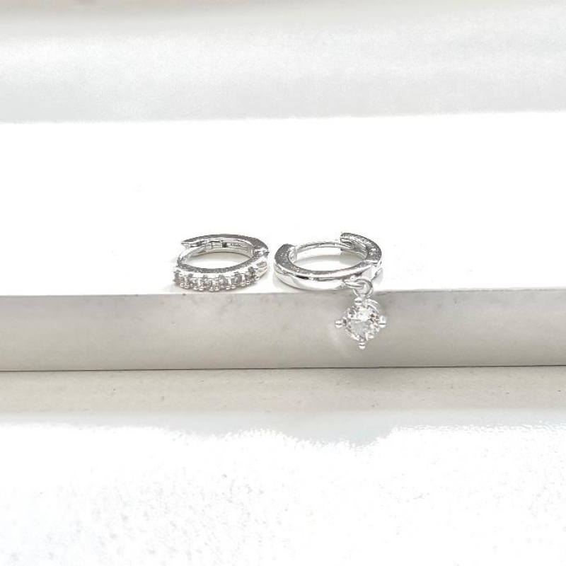 Dupla argola cravejada e zircônia