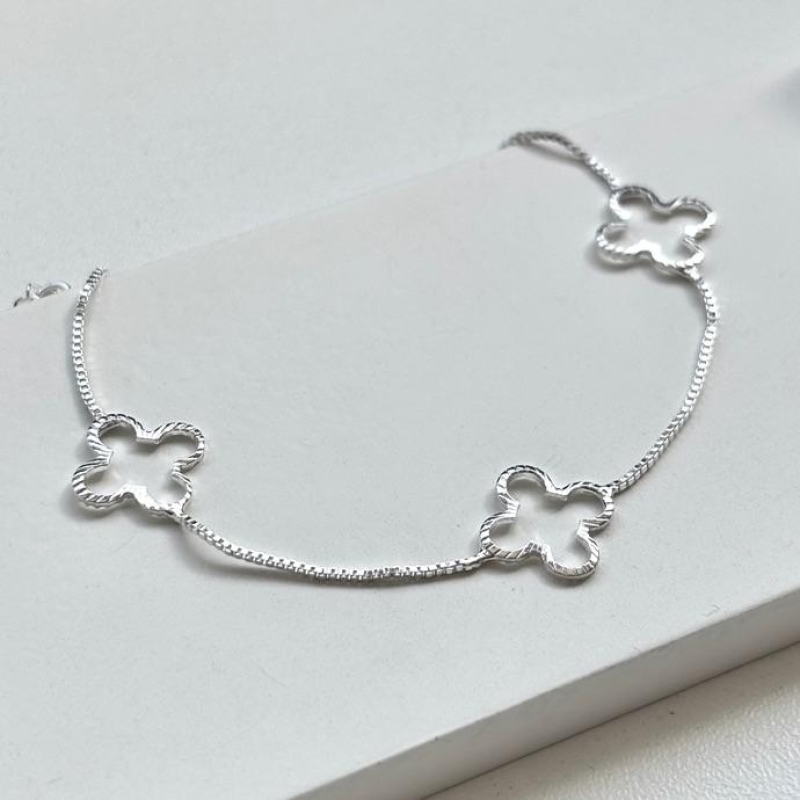Pulseira trevo vazado liso