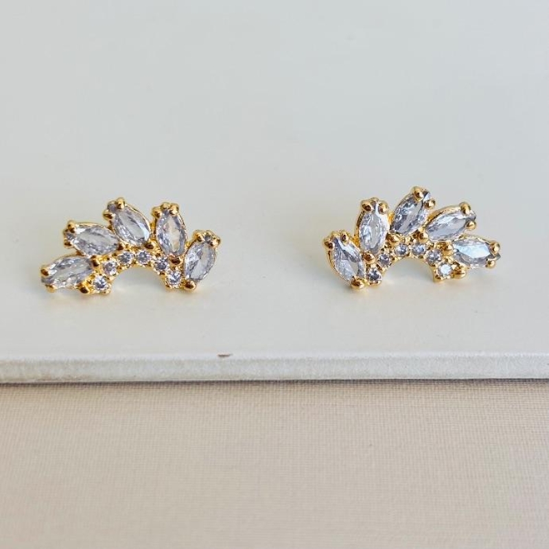 Brinco ear cuff cravejado 5 zircônias