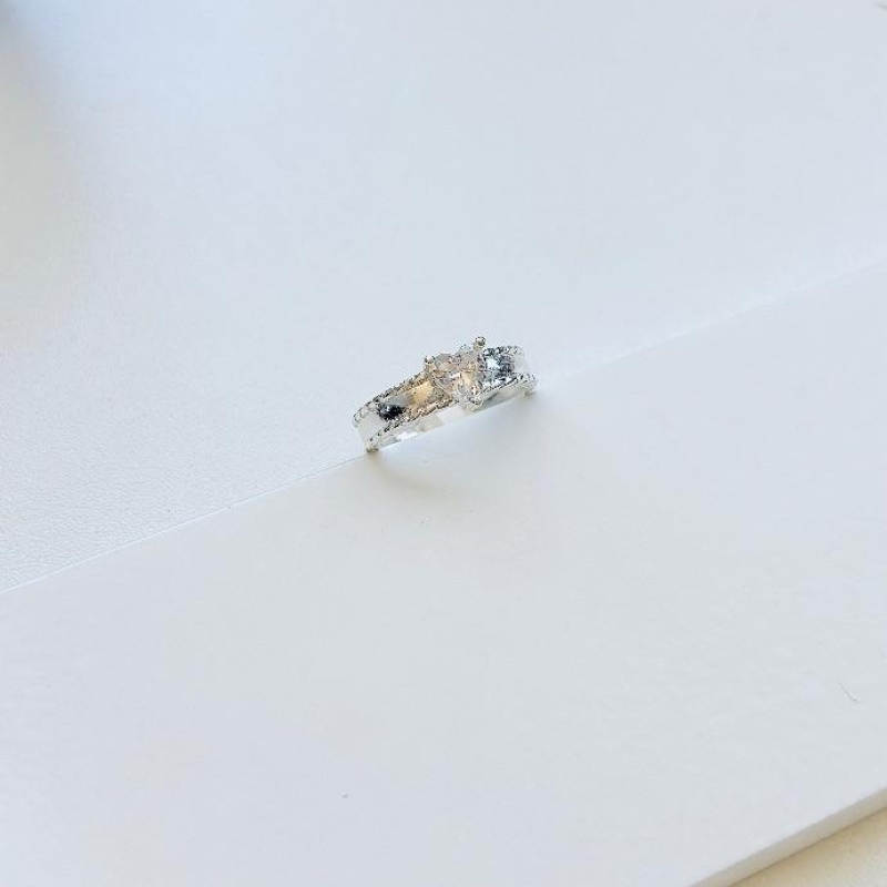 Anel liso com coração de zirconia