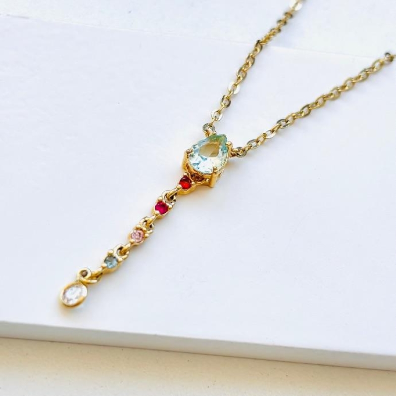 Colar gota com fio gravejado