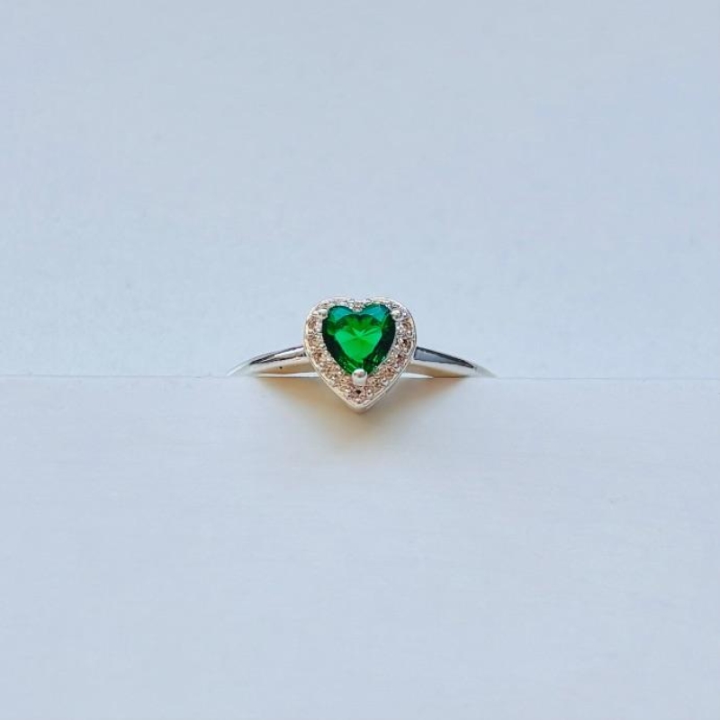 Anel coração zirconia verde com cravejado