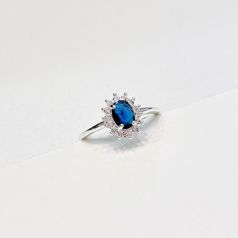 Anel redondo luxo zirconia azul com cravejado