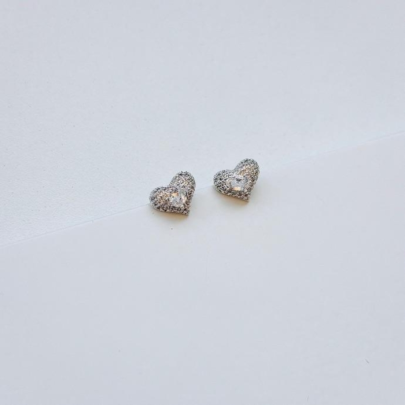 Brinco coraçãozinho cravejado com zirconia