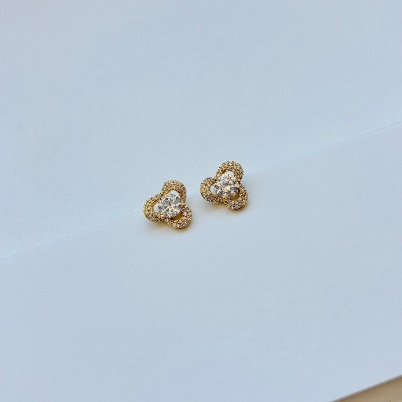 Brinco três pétalas com zirconia