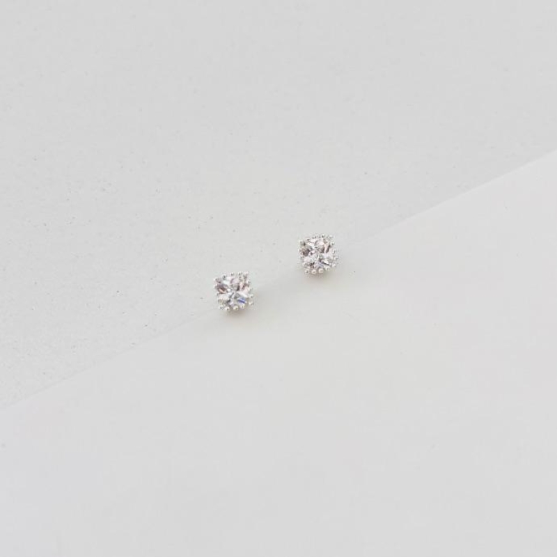 Brinco zirconia quadrada pequena