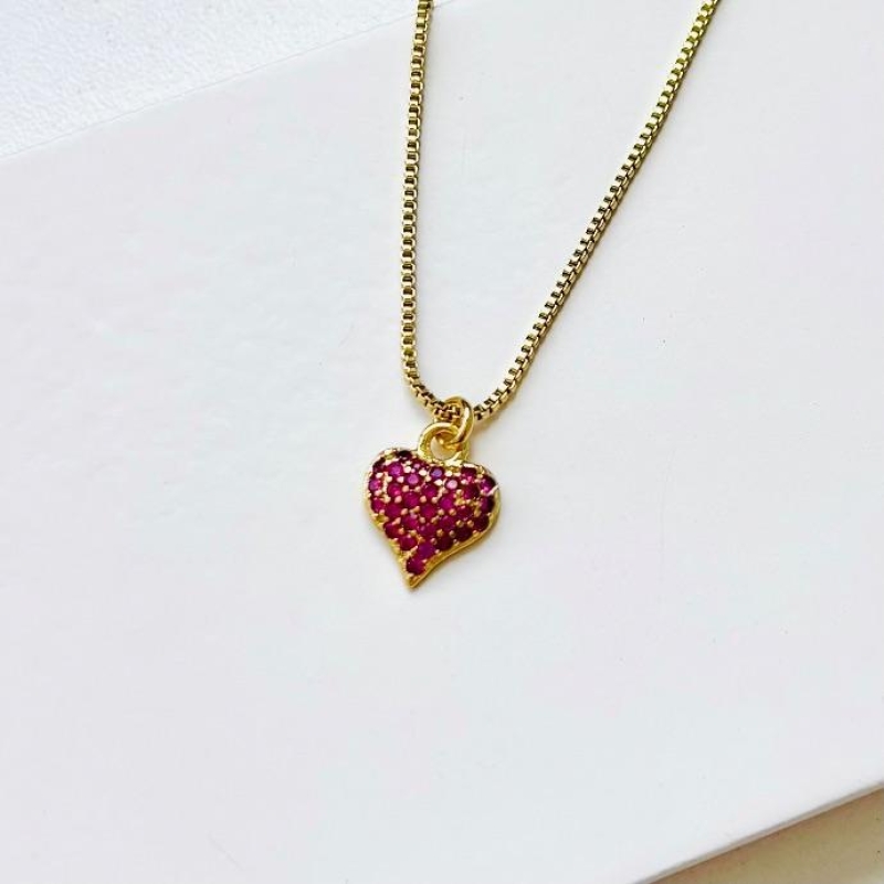 Colar coraçãozinho cravejado rosa