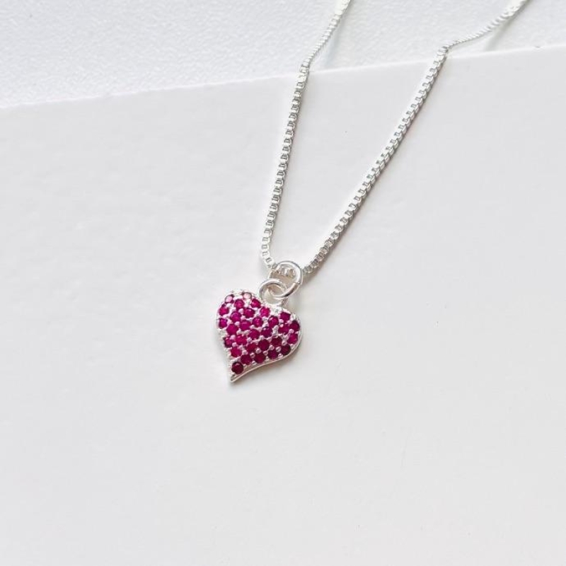 Colar coraçãozinho cravejado rosa