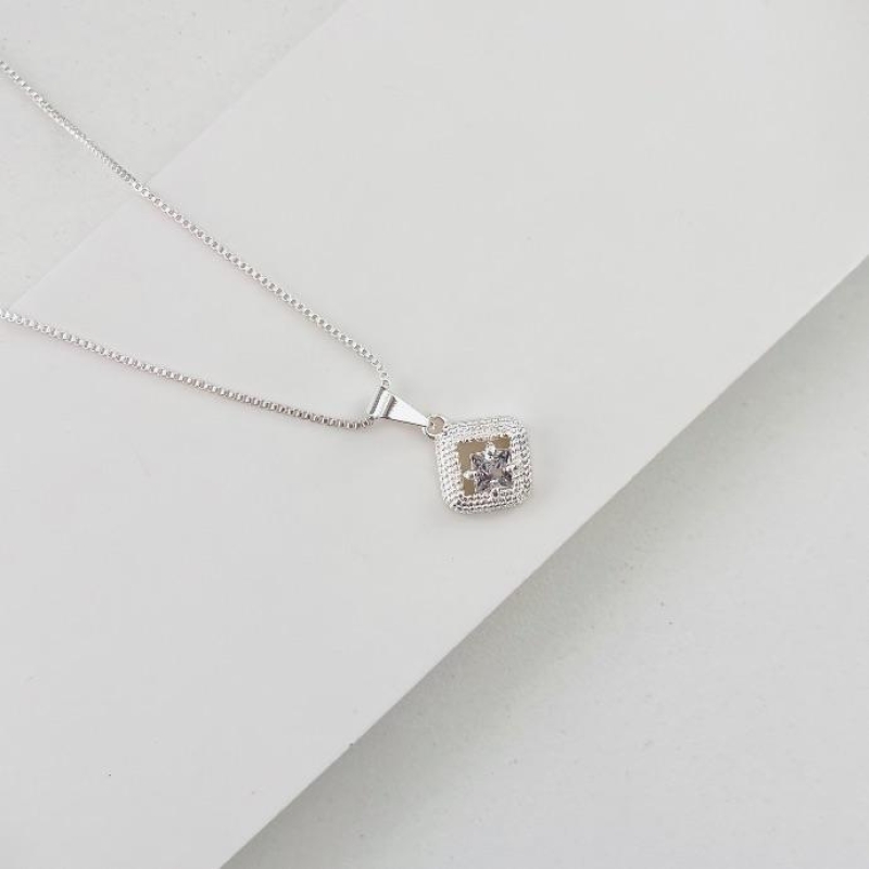 Colar quadrado com zirconia