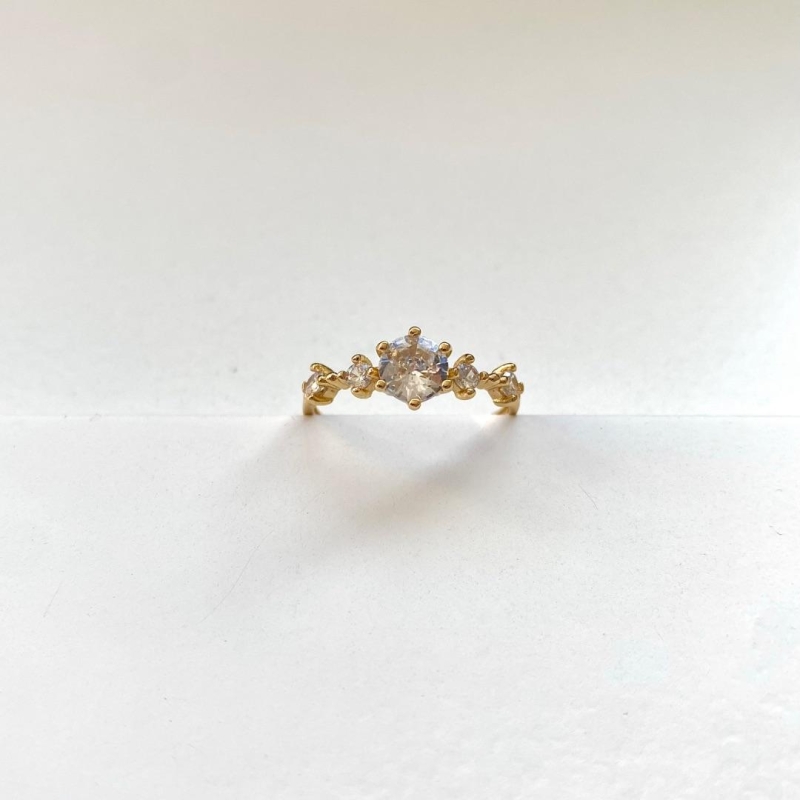 Anel zirconia maior com pequenas zirconias