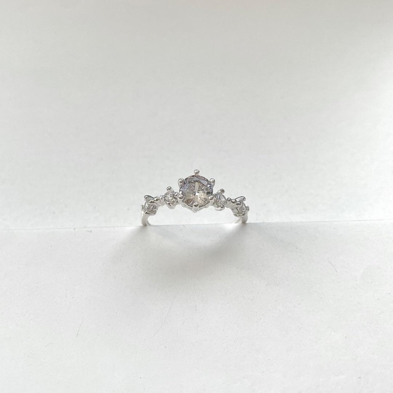 Anel zirconia maior com pequenas zirconias