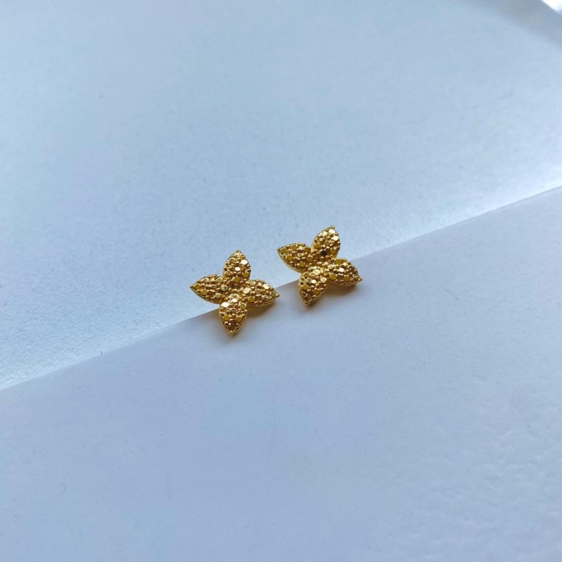 Brinco flor quatro petalas com bolinhas