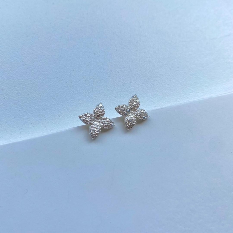 Brinco flor quatro petalas com bolinhas