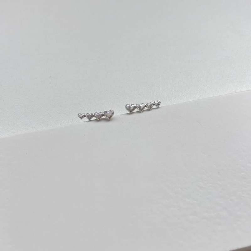 Brinco quatro corações diamantados