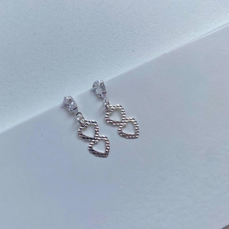Brinco zirconia com duplo coração liso