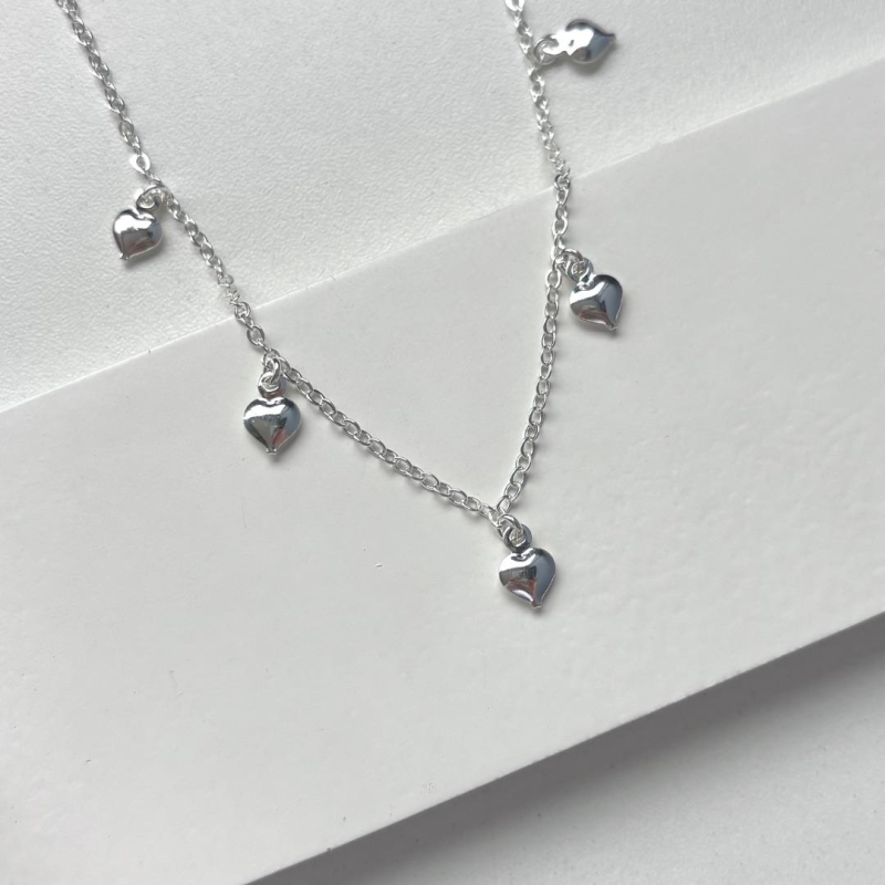 Choker cinco coraçõezinhos lisos