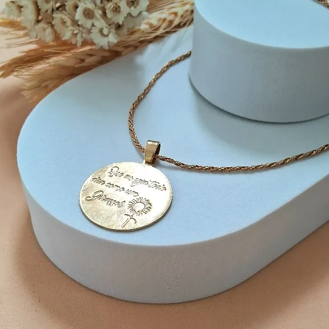 Colar trançado com medalha frase girassol