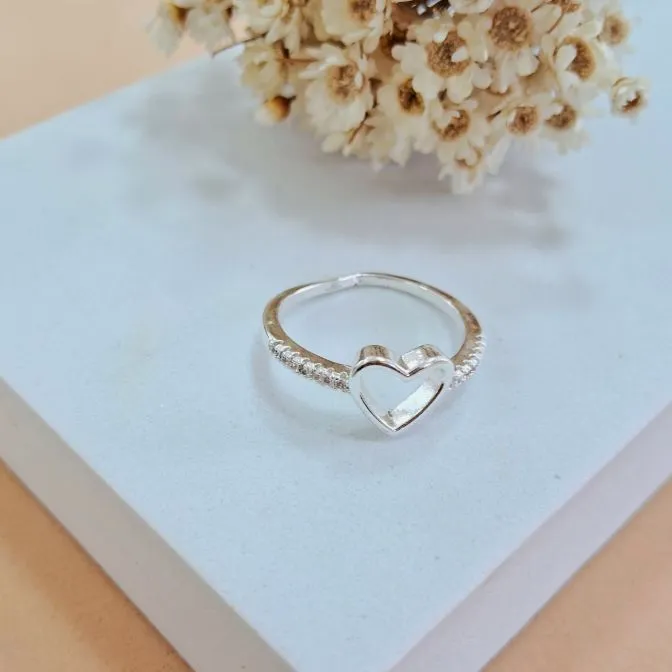 Anel coração liso com micro zircônias prata