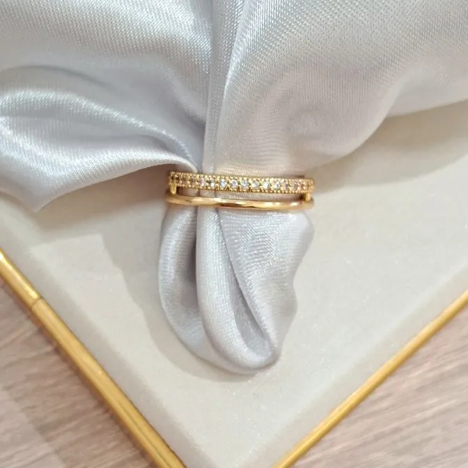 Anel fio duplo liso e detalhado com micro zircônia